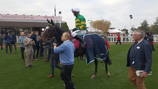 Lahůdka v Sandownu na konec překážkové sezóny