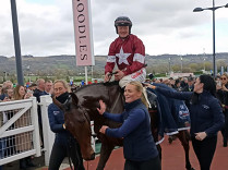 Kdo je sakra Sam Ewing?